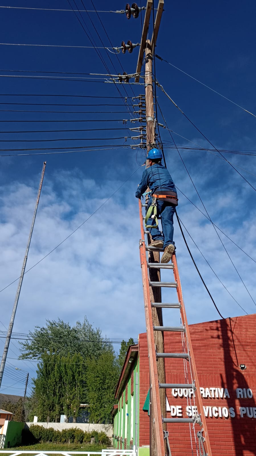 Trabajador en poste